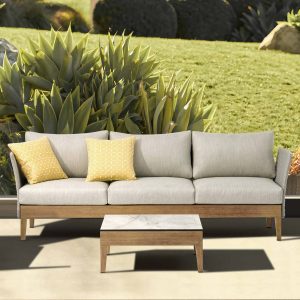 salotto in corda sintetica e alluminio effetto legno colore marrone con cuscini in colore beige -Pinetarreda